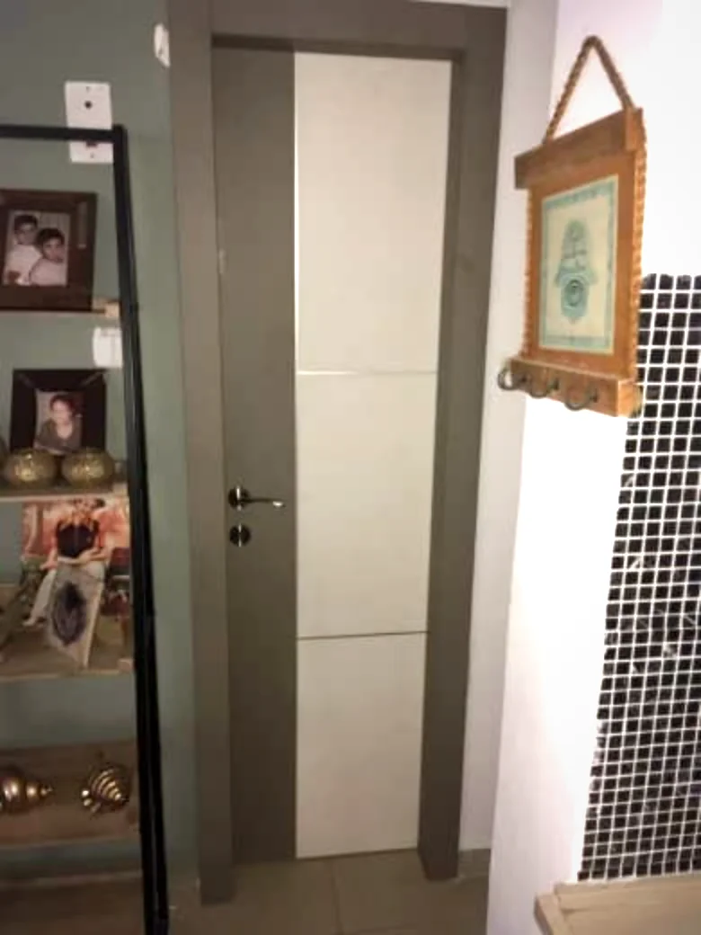 דלת קאסטום בשני גוונים — אפור ולבן — בבית מאובזר