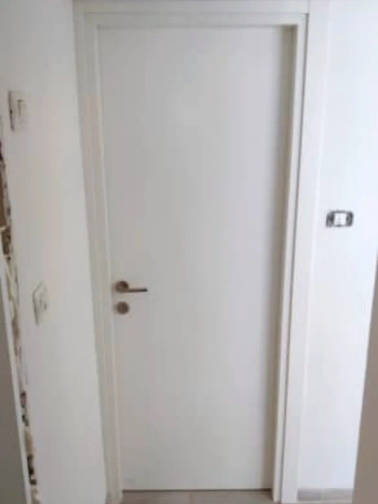 דלת פנים לבנה חלקה עם ידית ניקל